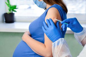 Read more about the article Entidades de salud llaman a embarazadas y madres lactantes a vacunarse contra el COVID-19