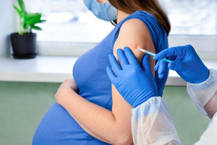 You are currently viewing Entidades de salud llaman a embarazadas y madres lactantes a vacunarse contra el COVID-19
